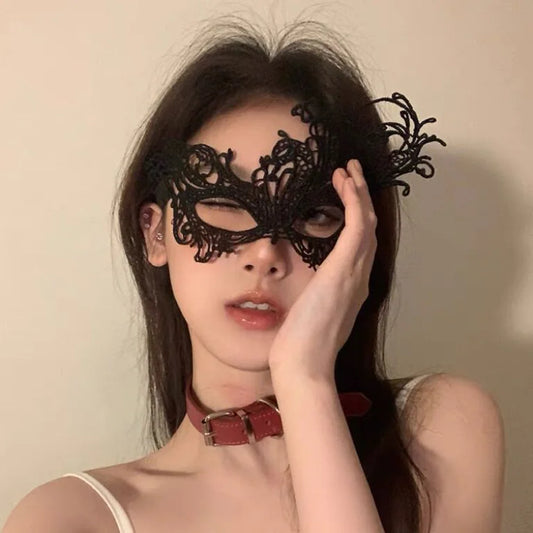 Fashionable Lace Catwoman Mask for Halloween Parties